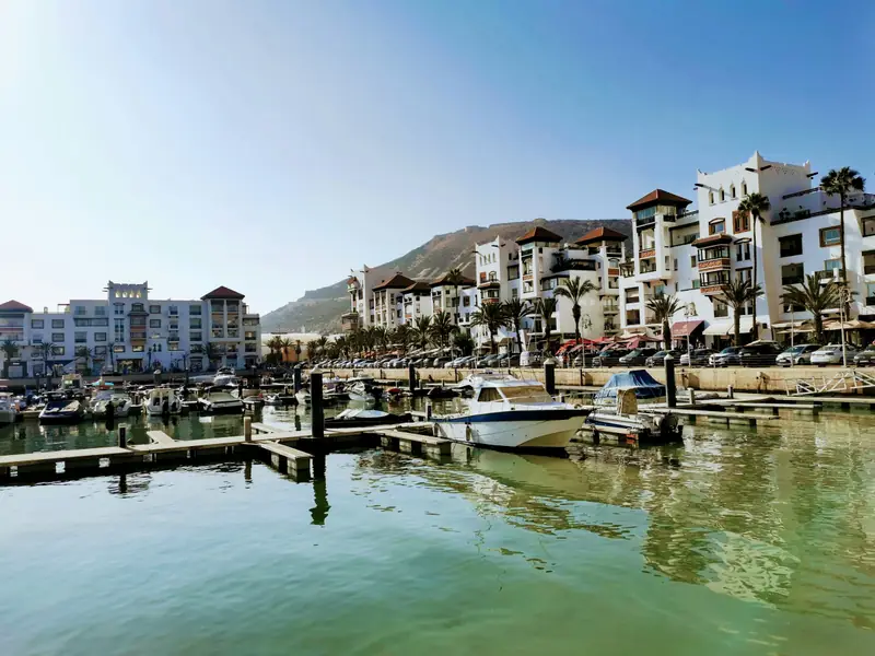 Barche e palazzi bianchi nella marina di Agadir