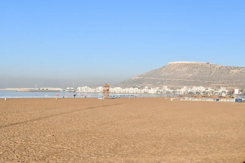 La spiaggia di Agadir con la collina della Kasbah Agadir Oufella sullo sfondo
