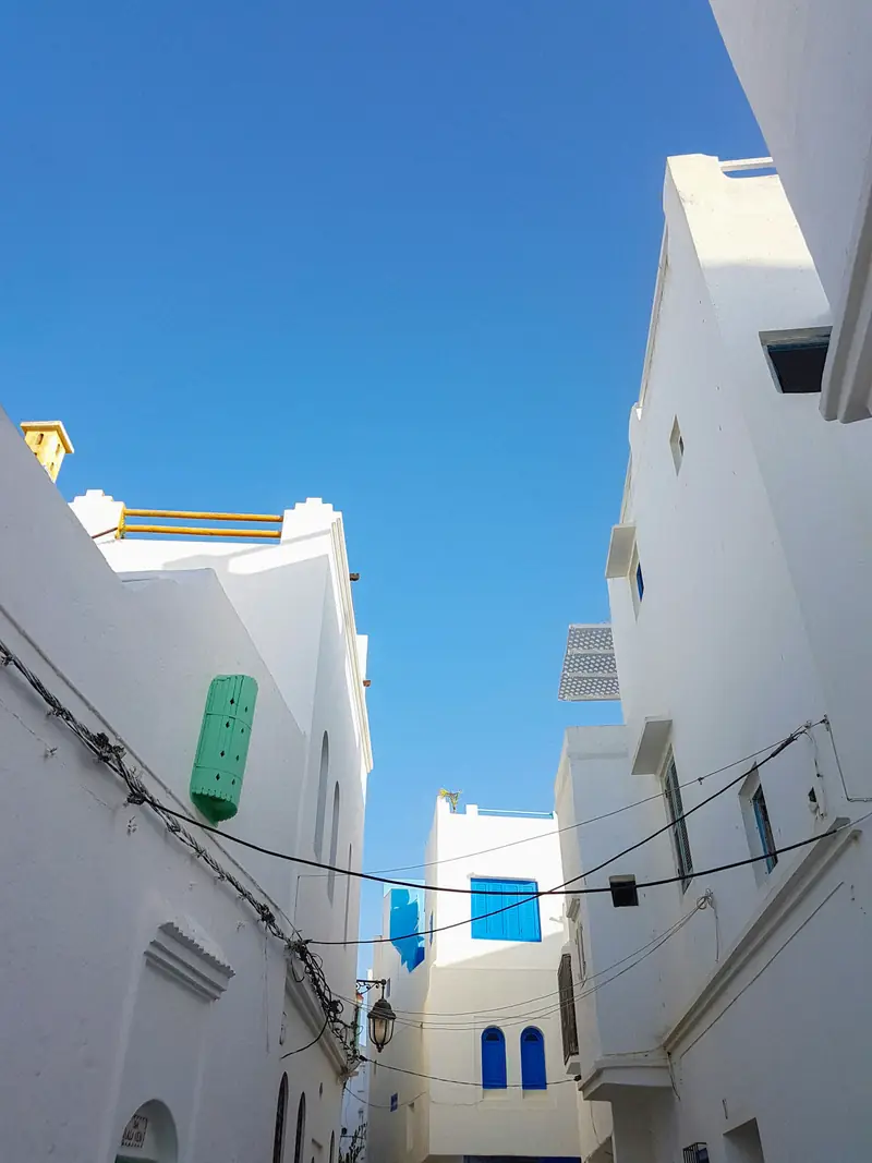 Case bianche nella medina di Asilah sull'Atlantico