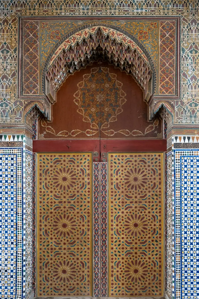 Porta in legno intagliato nella medina di Fes