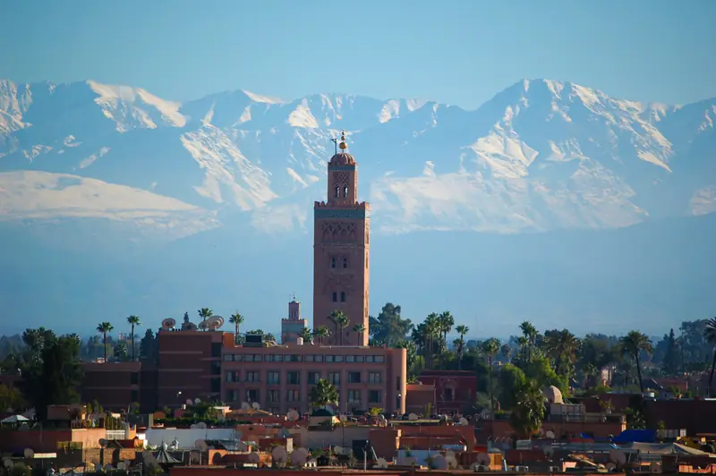 Il minareto della Koutoubia a Marrakech con l'Atlante innevato sullo sfondo