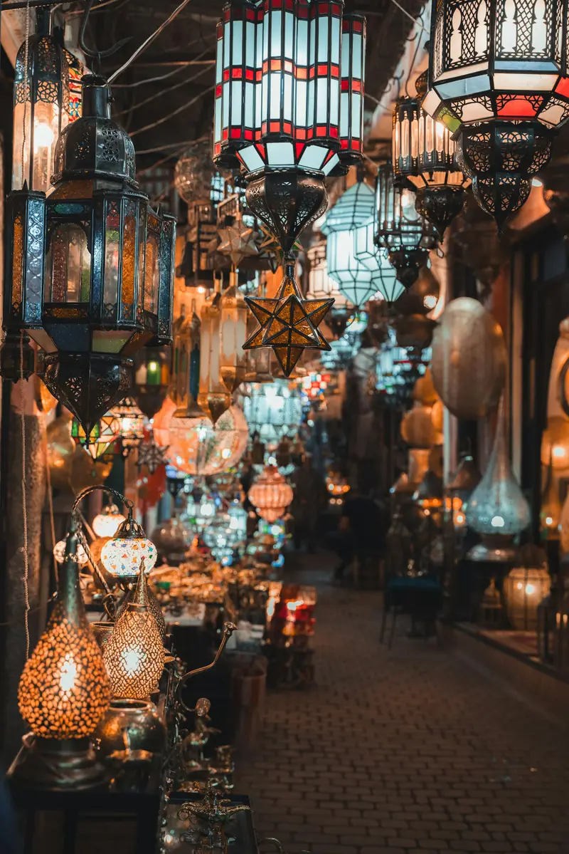 Lanterne illuminate in un mercato di Marrakech la sera