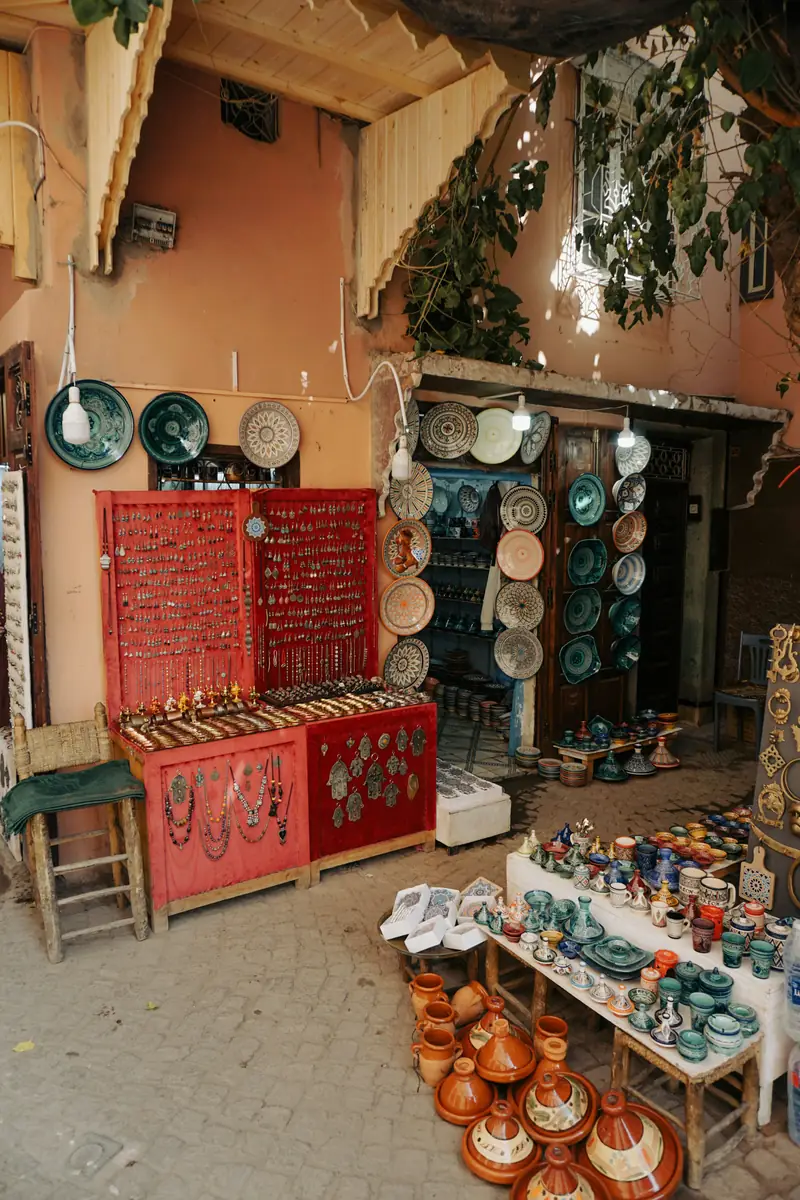 Bottega di ceramiche e piatti decorati in un souk marocchino