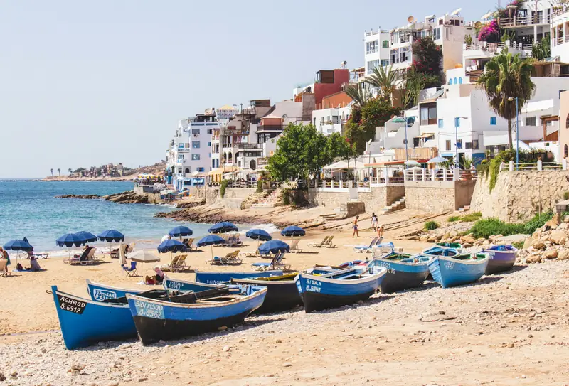 Barche colorate sulla spiaggia di Taghazout, vicino ad Agadir