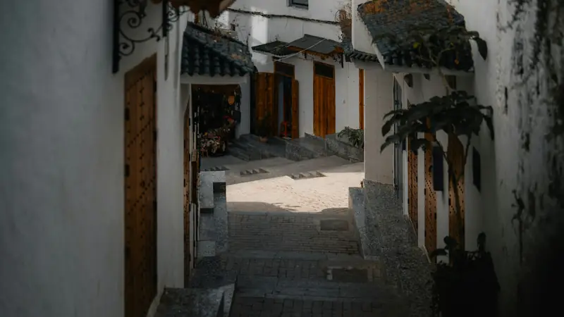 Vicolo con porte in legno nella medina di Tangeri